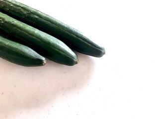 人工大理石天板の上に横たわる3本のキュウリ