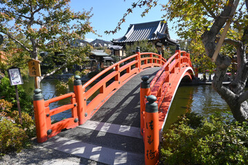 秋晴れの京都祇園祭の発祥地神泉苑 法成橋