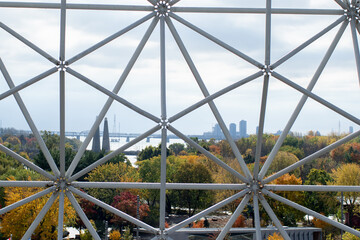 Montréal comme un oiseau en cage