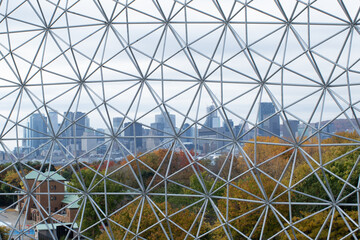 Montréal comme un oiseau en cage