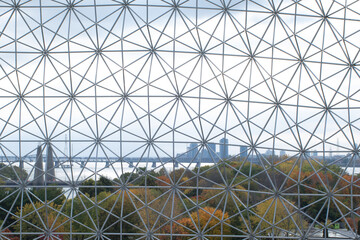 Montréal comme un oiseau en cage