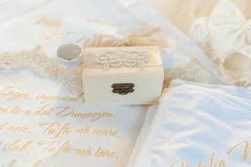 Romantic wedding set featuring gold wedding bands and a wooden box