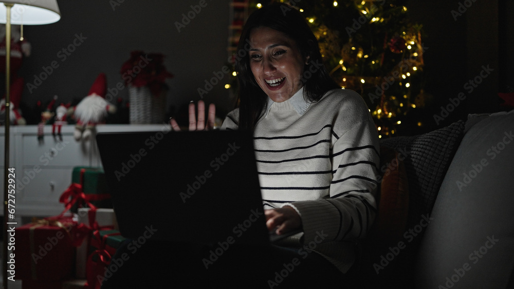 Poster Young beautiful hispanic woman having video call celebrating christmas at home