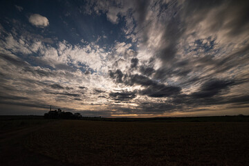 atarde con nubes hermosas