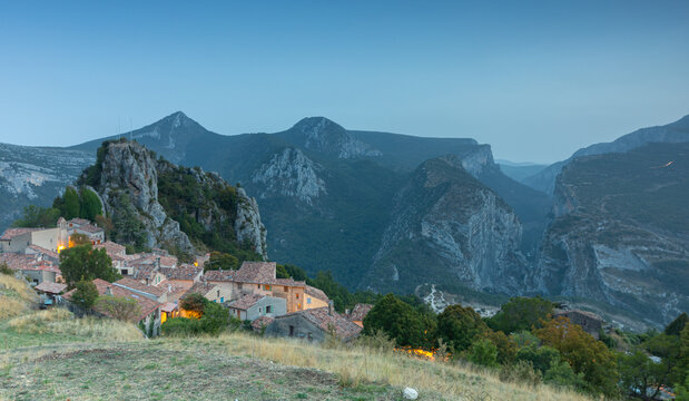 Le village de Rougon avec les Gorges du Verdon en arri&egrave;re plan
