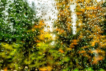 paysage &agrave; travers un pare brise de voiture sous la pluie