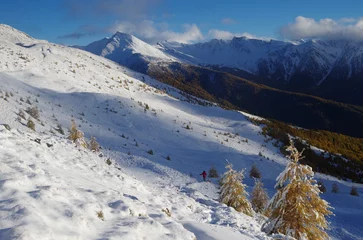 Foto op Aluminium Girl hiking in french alps, beautiful snowy scenery, mountains peak, snow, sport extreem © Tania