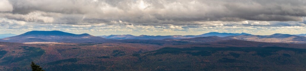 Obraz premium Panorama view of mountain ranges and clouds from top of Mount Equinox facing different directions on a beautiful autumn day