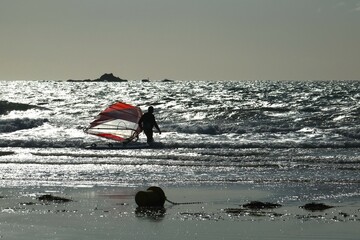 Fin de session de planche à voile à la tombée du jour