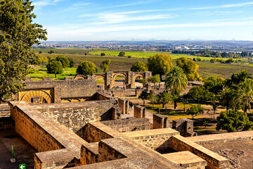 Las ruinas de Medina Azahara, una ciudad-palacio medieval árabe musulmana fortificada cerca de Córdoba en Córdoba, España