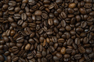 Closeup shot of roasted coffee beans - obrazy, fototapety, plakaty