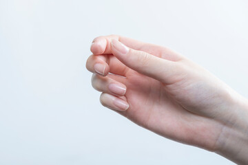 物を持つ女性の手（細いサイズ2）