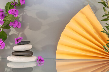 Arrière plan gris et jaune avec présentoir pour des produits avec un rendu 3 D. Plate-forme vide avec podium pour cosmétique, bijoux, maquette ou autres objets.	