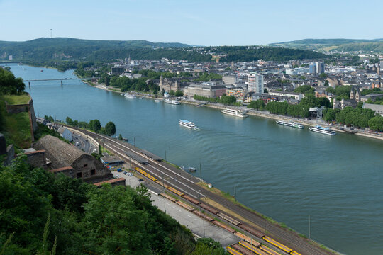 Stadt Koblenz, Blick in Richtung Rhein aufwärts