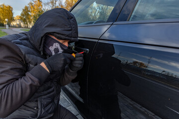 Attempted car theft using a suitcase in the city center