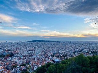 Obraz premium the city is illuminated by the setting sun on a cloudy day