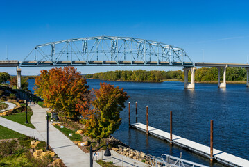 Garden and pier alongside the Mississippi River in the town of Wabasha in Minnesota in autumn - obrazy, fototapety, plakaty