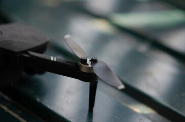 Obraz premium Close-up Detail of a Drone's Propeller Attached to a Motor on a Sleek Black Quadcopter