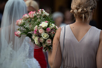 Gratulieren zur Hochzeit mit Blumenstrauss