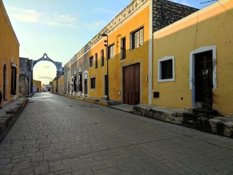Cobbled sidewalk in Mexico with buildings on both sides of it