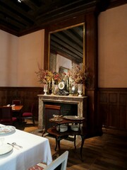 cheminée de marbre et grand miroir ancien