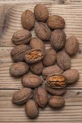Walnut kernels and whole walnuts.