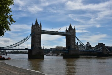Fototapeta na wymiar an image of a bridge over the water in london england