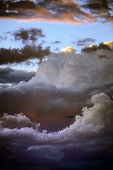 Flugzeug vor einer Wolke