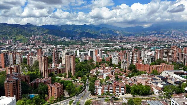 Video a&eacute;reo realizado con drone desde el sector de El Poblado en Medell&iacute;n, Colombia. En las tomas se observa el occidente de la ciudad.