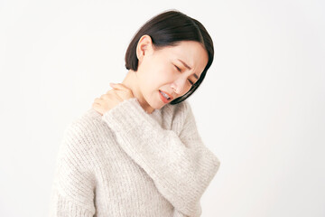 肩こりの中年女性　白背景