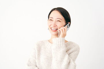 スマートフォンで電話する女性　白背景