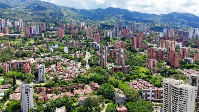 Video a&eacute;reo realizado con drone por el sector de El Poblado en Medell&iacute;n, Colombia. Se observa el contraste entre el verde de los &aacute;rboles y los edificios.