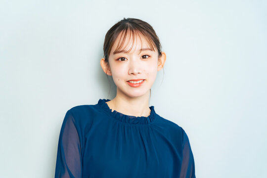 カメラ目線で笑顔の女性の美容やスキンケアのイメージ