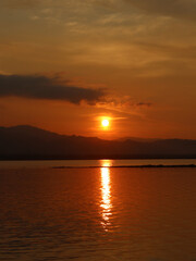 Obraz premium Beautiful golden sunset on the lake 