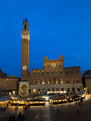 Naklejka premium イタリア シエーナにあるカンポ広場の夜のバザール