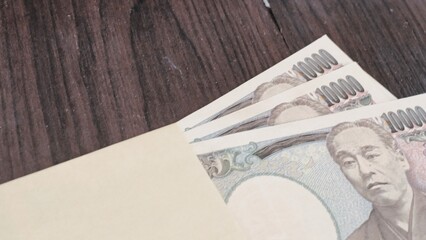 封筒にお金を入れる