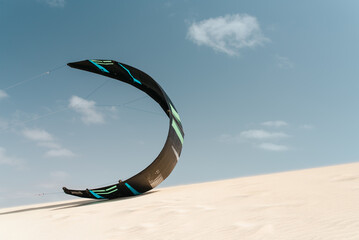 Kite Segel am Strand auf einer Düne