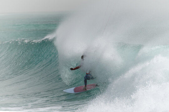 Ein Surfer wird von einer großen Welle verschluckt