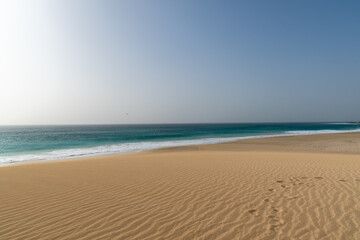 Fototapeta na wymiar Wellen auf einer Insel laufen auf den Strand