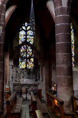 Vitrail et piliers en pierre dans une vieille église catholique en Alsace