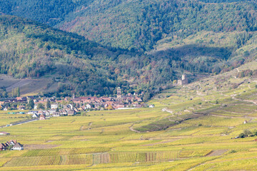 Village alsacien niché au creux des vignes et des montagnes vosgiennes