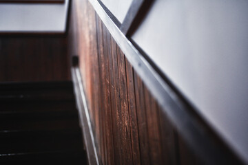 懐かしい木造校舎の階段と壁