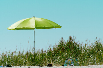 grüner Sonnenschirm am Strand  