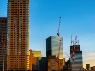 夕陽に照らされた開発中の大阪駅周辺のビル