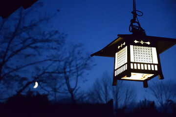 神社の灯籠と月