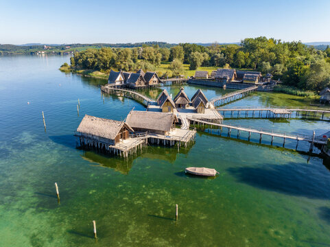 Luftbild von den rekonstruierten Pfahlbauten am Bodenseeufer, eine Touristenattraktion der Region und das &auml;lteste arch&auml;ologische Freilichtmuseum Deutschlands