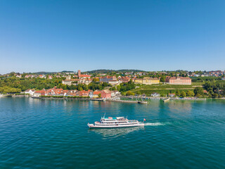 Luftbild von der Stadt Meersburg und dem ausfahrenden Kursschiff MS Vorarlberg