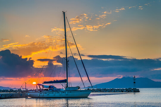 Sonnenaufgang in der Marina von Nea Epidaurus (Peloponnes- Griechenland)