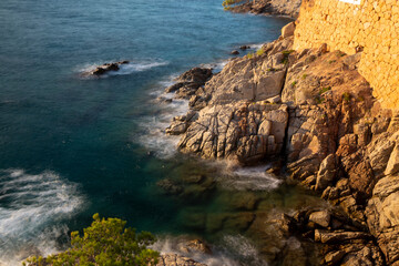 Fototapeta premium the sea crashing against the rocks