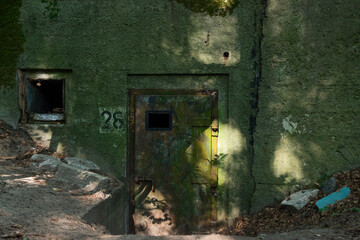 Stalowe, zabytkowe drzwi w bunkrze - obrazy, fototapety, plakaty